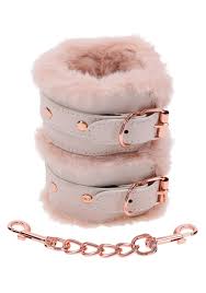 Sex & Mischief Fur handcuffs